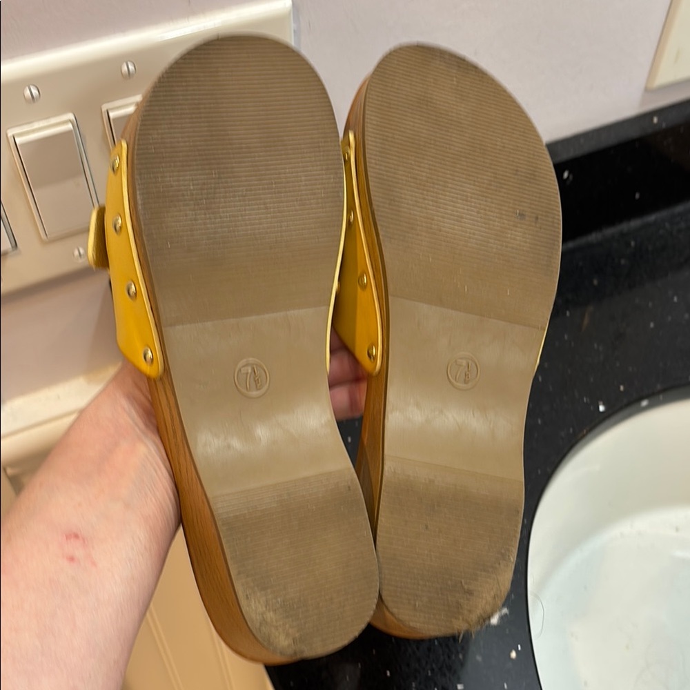 Universal Thread Yellow Clogs. - Picture 2 of 6